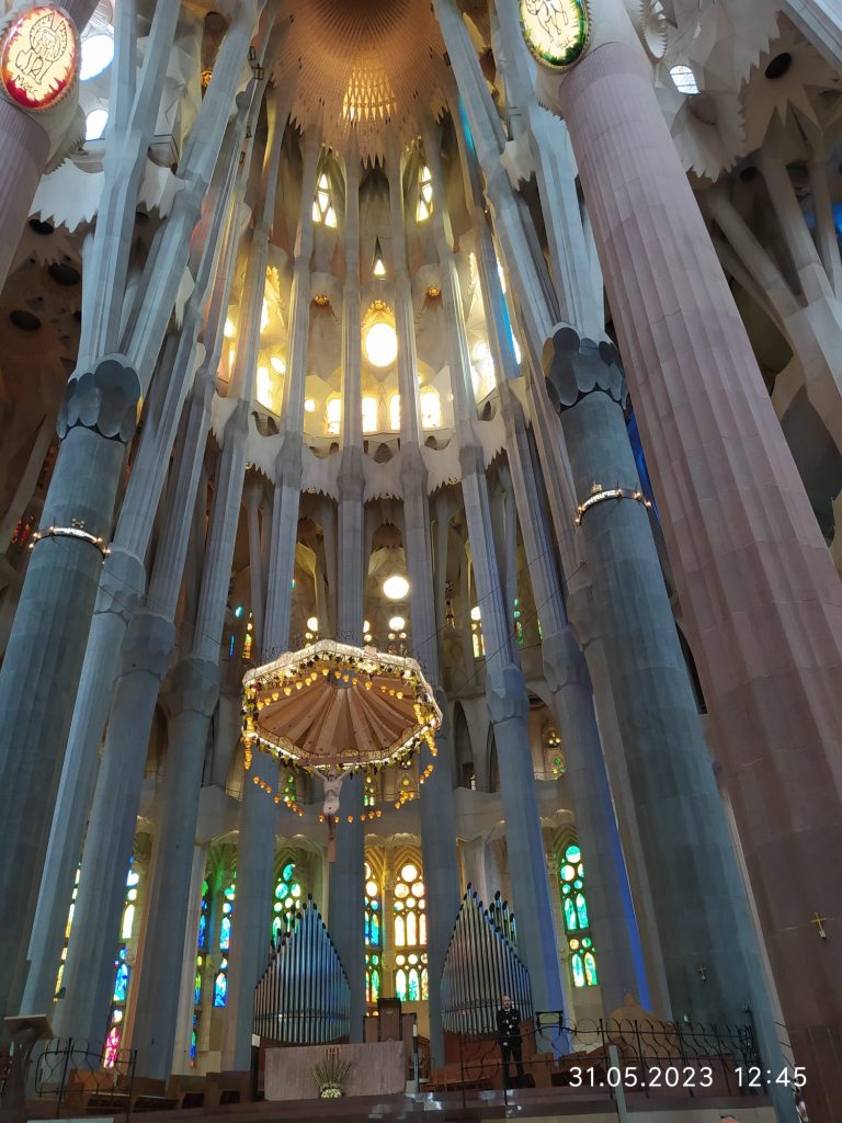 Hauptaltar mit Christusfigur, Sagrada Familia, Barcelona